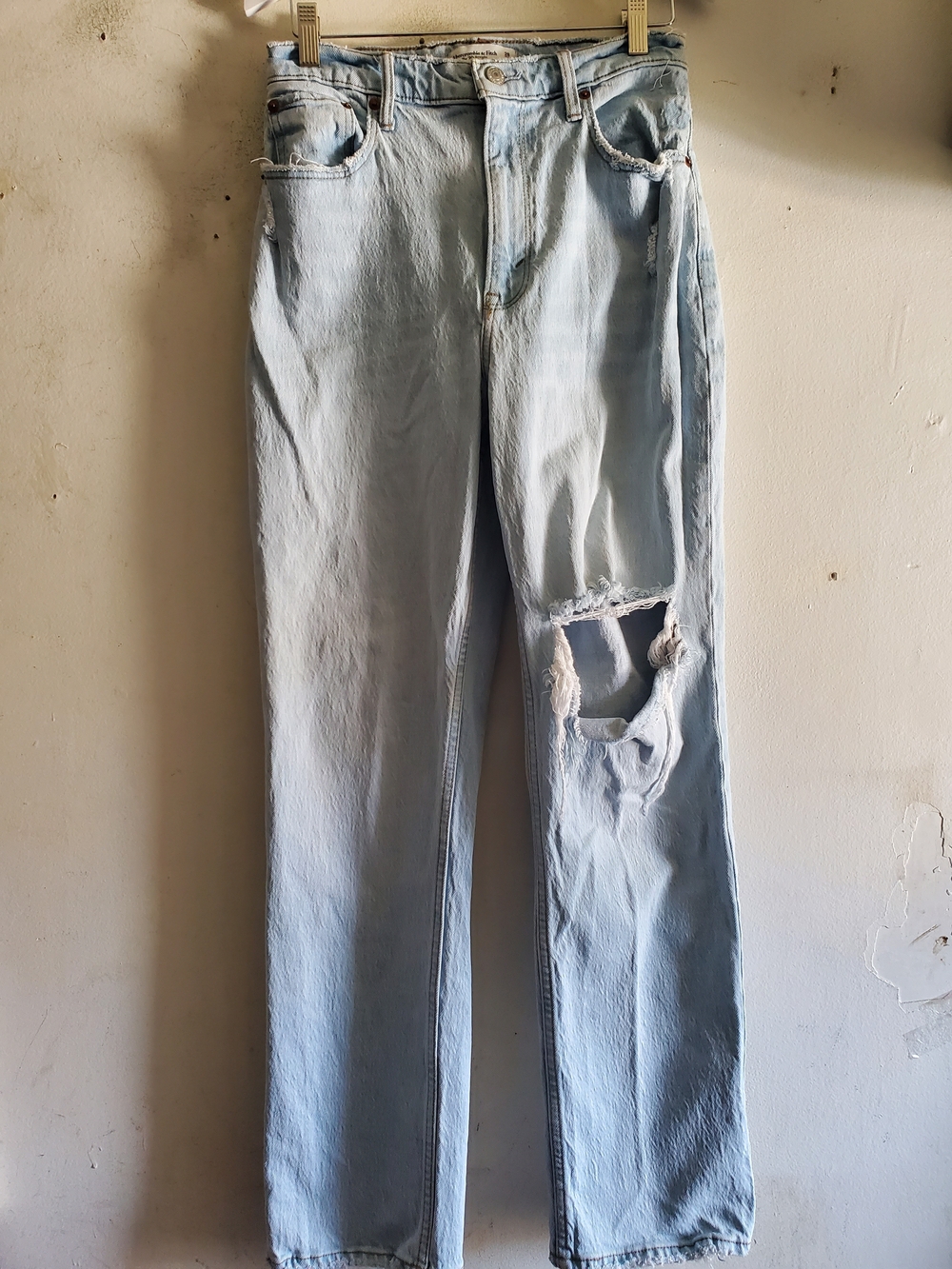 Abercrombie & Fitch Light Blue Ul High-Rise '90s Straight Jeans.
